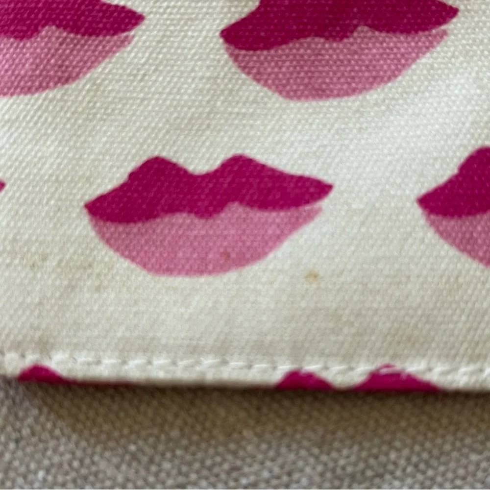 2/$20 Estee Lauder Women’s Lip Print Zip Top Pouch